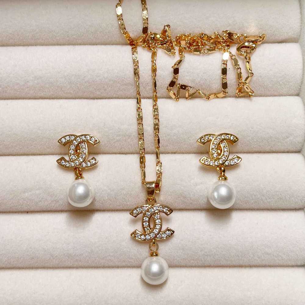 Iconic C with Pearl Necklace and Earrings Set